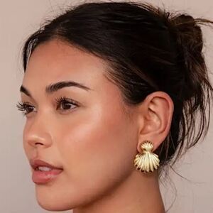 Naked Hanger Gold Shell Earrings